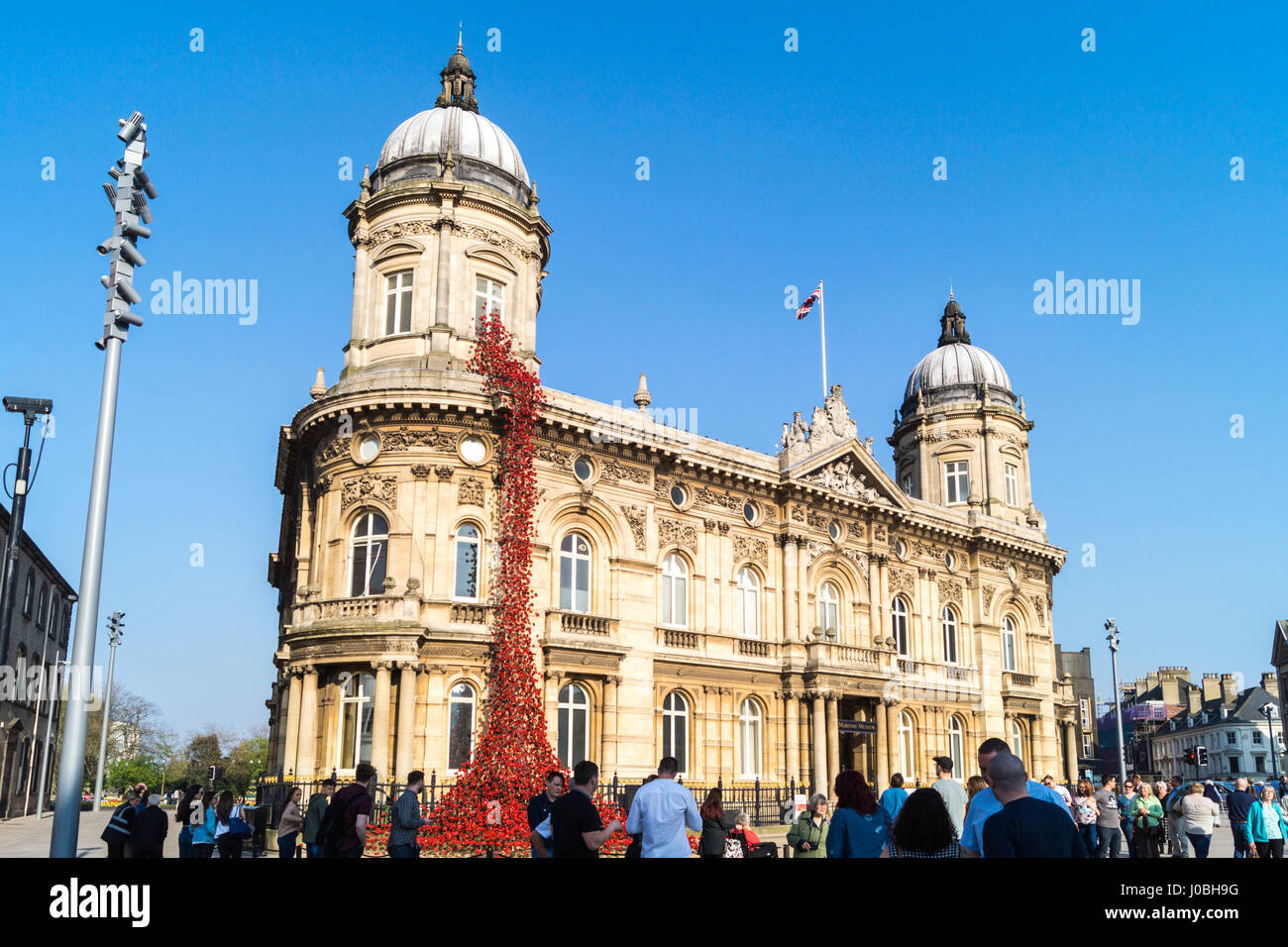 "Piangendo finestra' papavero arte di installazione da Paolo Cummins e Tim Piper per la città della cultura 2017, Museo Marittimo, Kingston-upon-Hull nello Yorkshire, Inghilterra Foto Stock