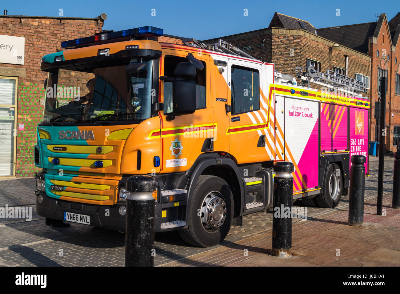Humberside servizio antincendio Scania P280 scaletta pompa apparecchio nella città di cultura 2017 livrea, Humber Dock Road, Kingston-upon-Hull, Yorkshire, Inghilterra Foto Stock