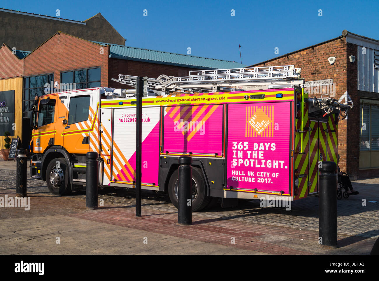 Humberside servizio antincendio Scania P280 scaletta pompa apparecchio nella città di cultura 2017 livrea, Humber Dock Road, Kingston-upon-Hull, Yorkshire, Inghilterra Foto Stock
