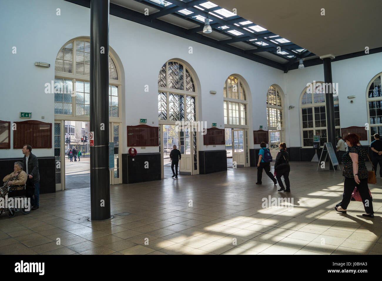 "Il treno via e del cestello " arte di installazione da Claire barbiere per Hull City della cultura 2017 stazione di Paragon Kingston-upon-Hull Yorkshire Inghilterra Foto Stock