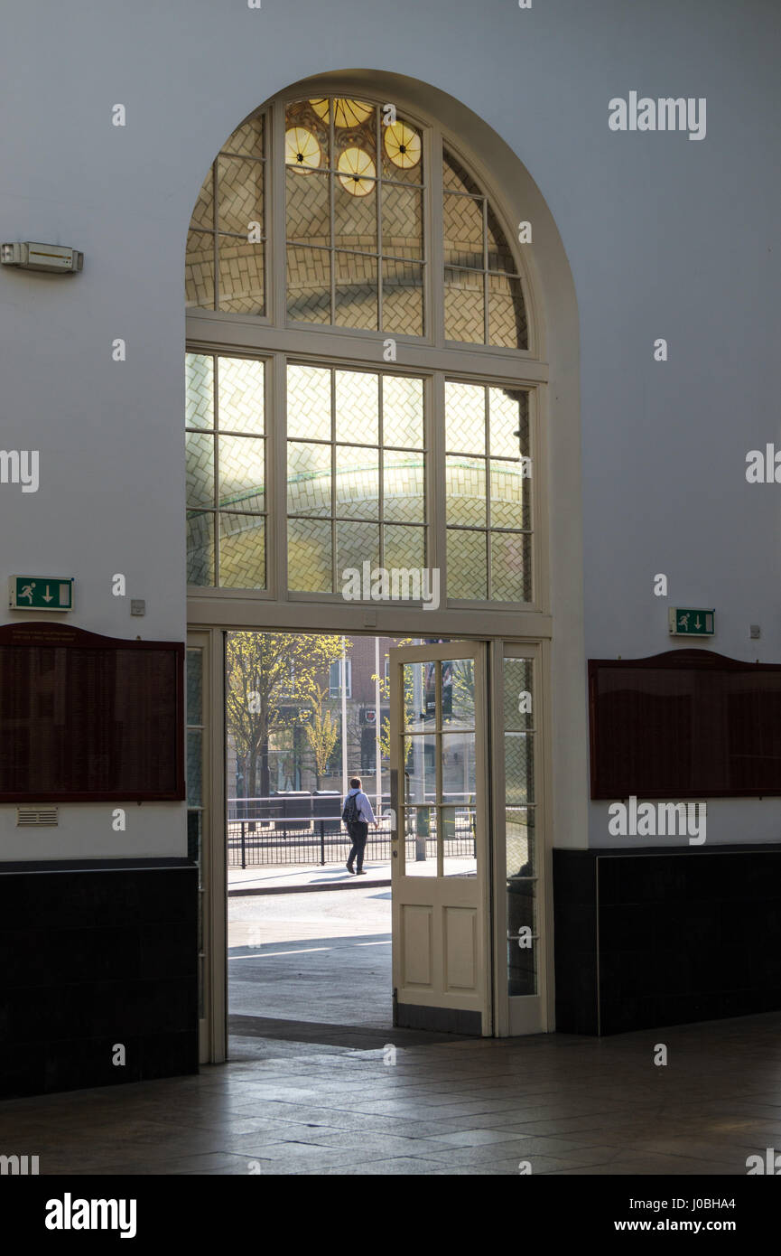 "Il treno via e del cestello " arte di installazione da Claire barbiere per Hull City della cultura 2017 stazione di Paragon Kingston-upon-Hull Yorkshire Inghilterra Foto Stock