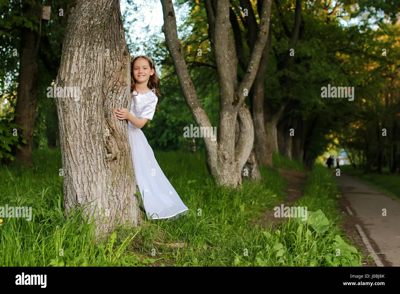 La ragazza di fiaba park con albero in primavera Foto Stock