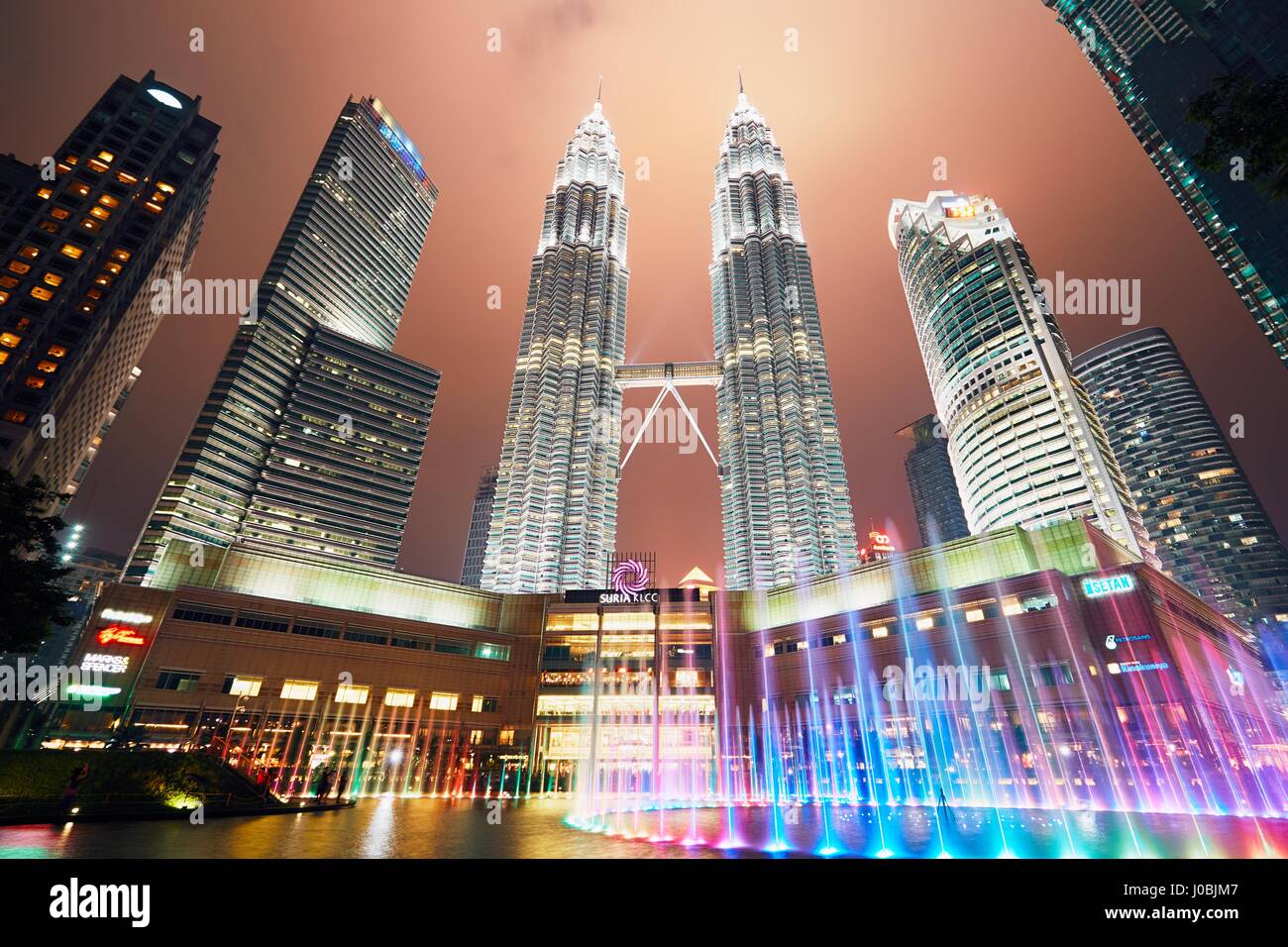 Kuala Lumpur, Malesia - 10 Marzo 2017: Petronas Twin Towers di notte il 10 marzo 2017 a Kuala Lumpur, Malesia. I grattacieli di altezza sono 451.9m Foto Stock