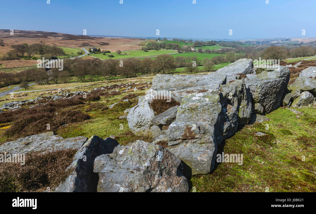 Rocce del giurassico nel mezzo del North York Moors circondato da heather, erba, e campi in primavera nei pressi di Foto Stock