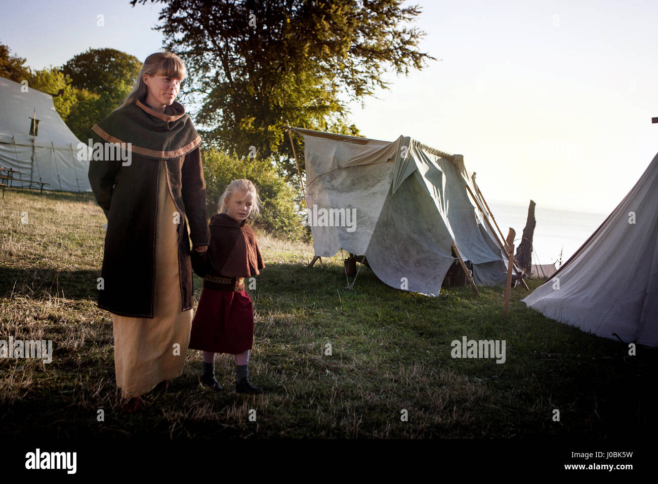 I vichinghi in tutte le età si incontrano per l annuale Moesgård Viking discutibile per ricreare ogni giorno vivere dei vichinghi e dei mercati di festa alla manifestazione annuale tenendo plac Foto Stock