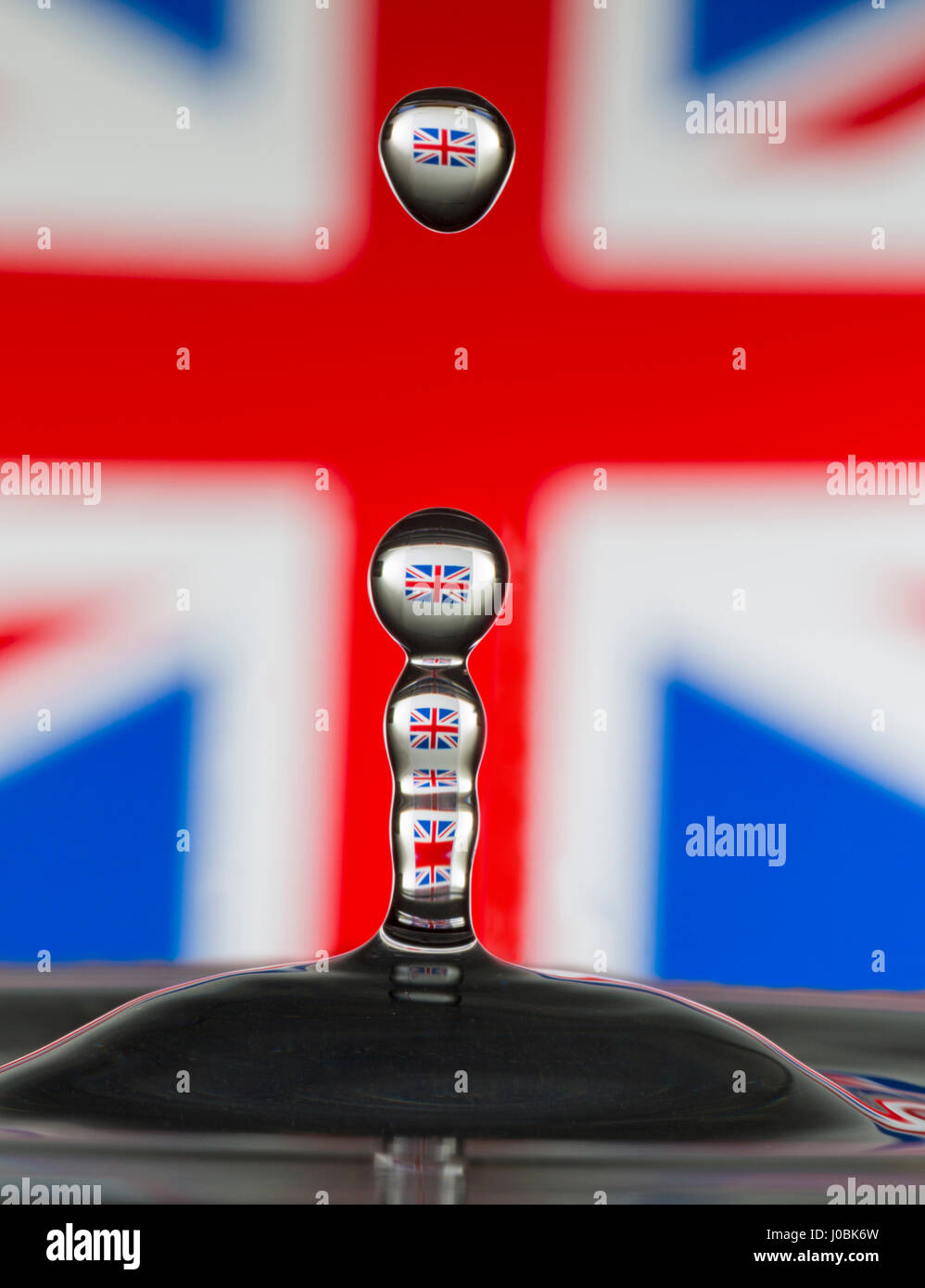 Brexit - REGNO UNITO diventando deframmentato, scollata, cadendo concetto con gocce d'acqua goccioline con Union Jack flag dietro e riflessa in gocce Foto Stock