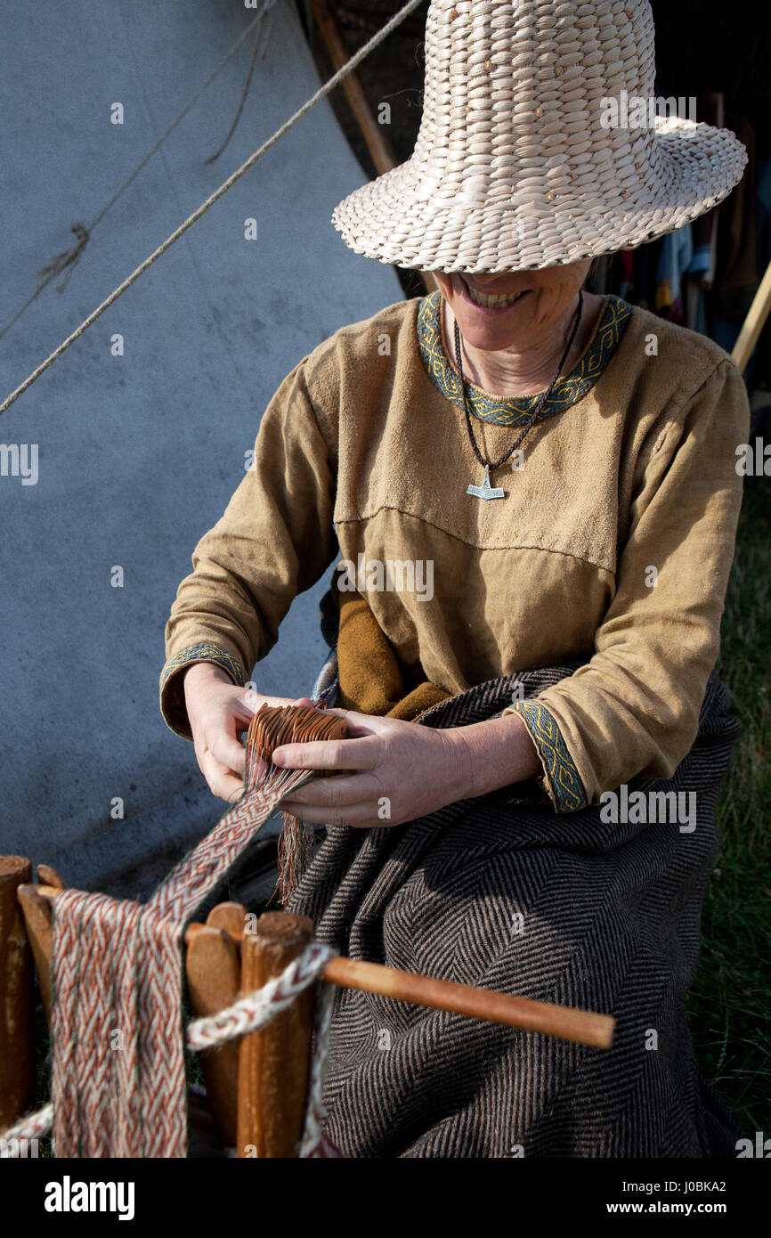 I vichinghi in tutte le età si incontrano per l annuale Moesgård Viking discutibile per ricreare ogni giorno vivere dei vichinghi e dei mercati di festa alla manifestazione annuale tenendo plac Foto Stock