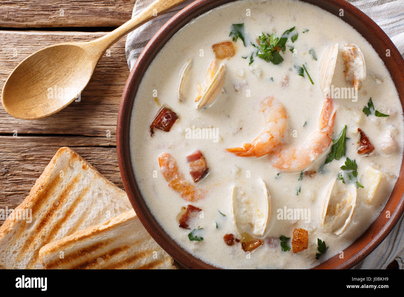 New England clam chowder soup vicino sul tavolo. vista orizzontale dal di sopra Foto Stock