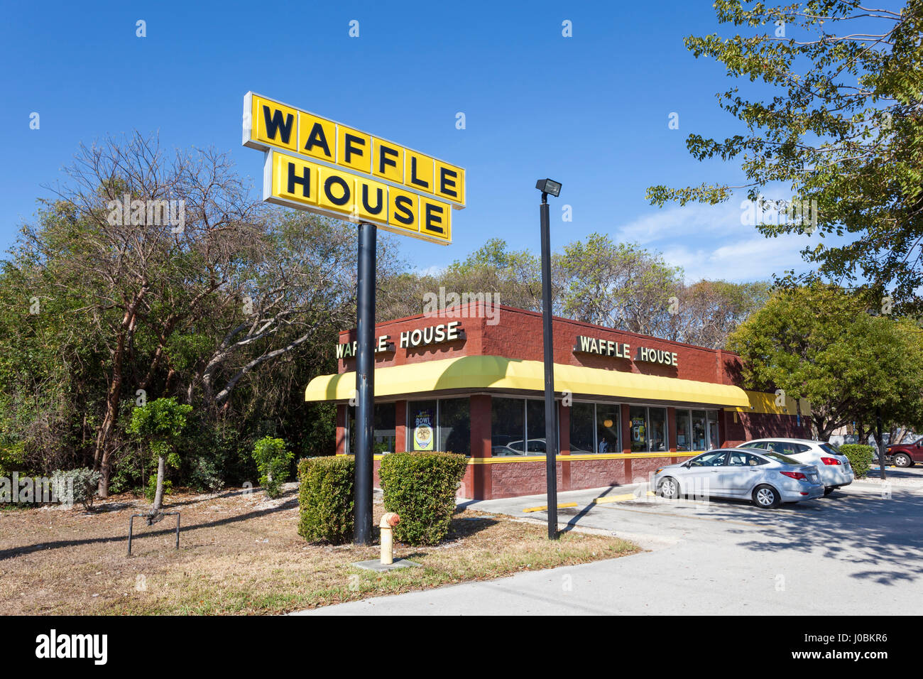 Key Largo, Fl, Stati Uniti d'America - 16 Marzo 2017: vista esterna di un Waffle House Restaurant in Key Largo. Florida, Stati Uniti Foto Stock