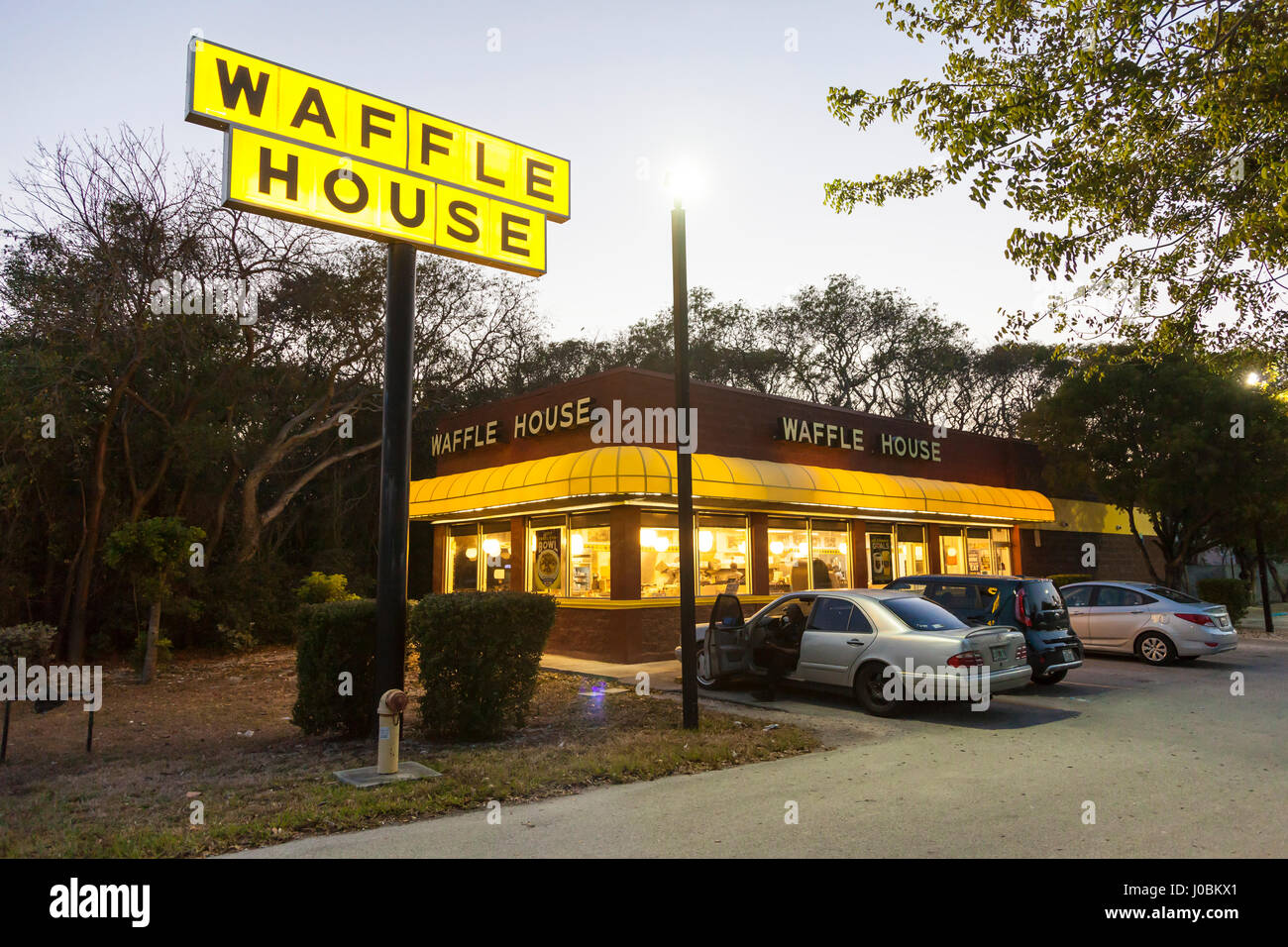 Key Largo, Fl, Stati Uniti d'America - 16 Marzo 2017: vista esterna di un Waffle House Restaurant in Key Largo. Florida, Stati Uniti Foto Stock