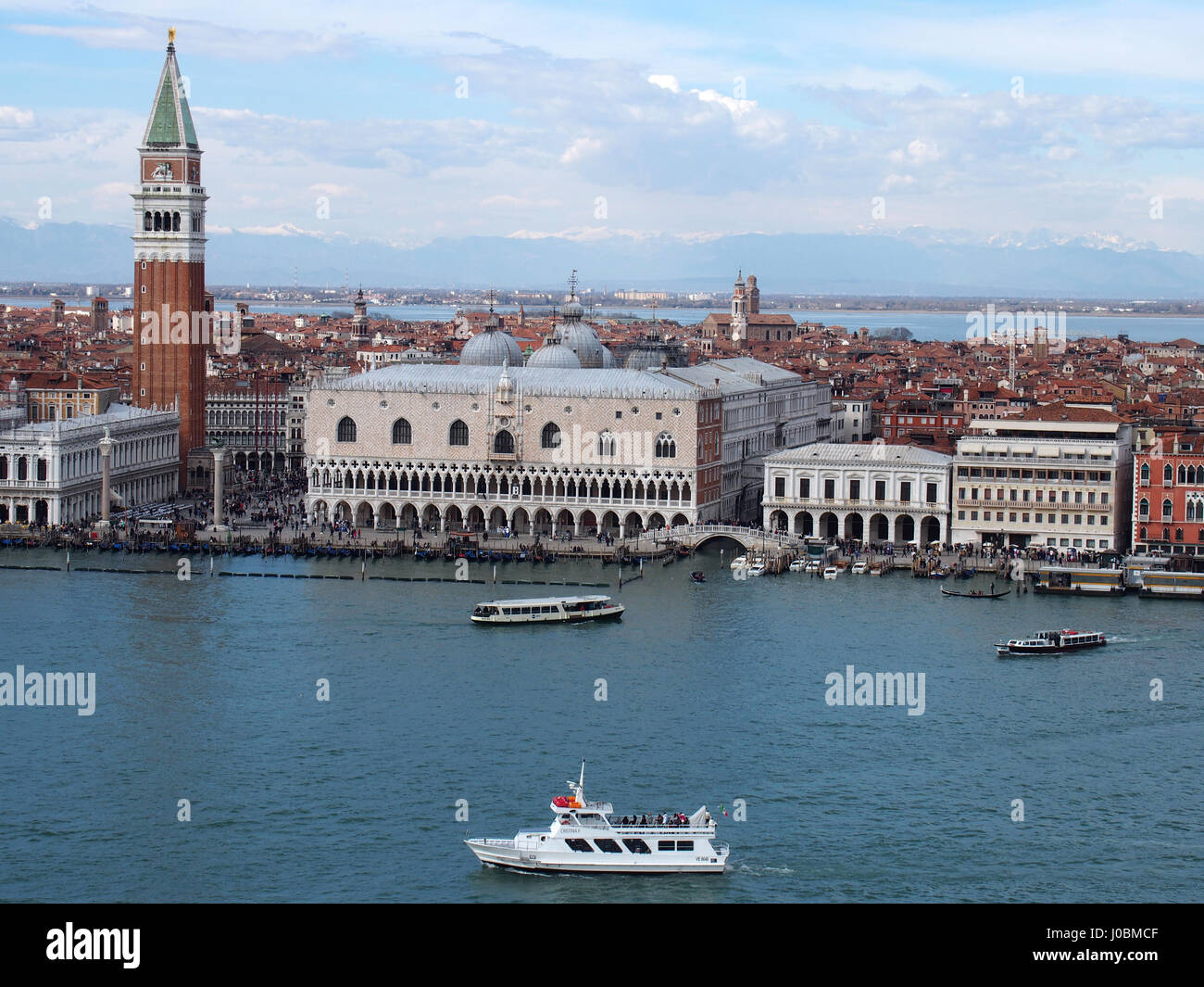 Panoramica vista aerea del paesaggio urbano di Venezia che mostra san marco e barche in mare Foto Stock