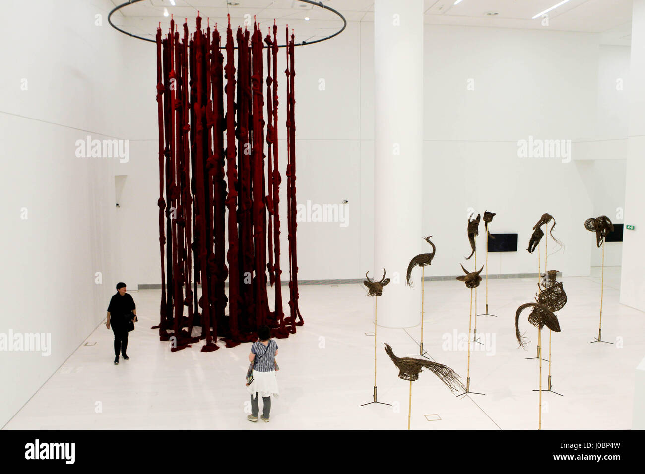 Un visitatore passeggiate passato un artwork da Cecilia Vicuna, sul display alla 'Documenta 14' mostra d'arte all'interno del museo greco di arte contemporanea in ail Foto Stock