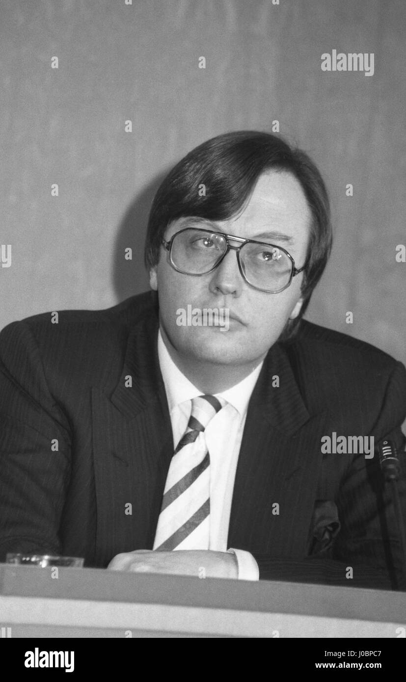 Rt. L'on. David Mellor, Primo Segretario al tesoro e membro del partito conservatore del Parlamento per Putney, frequenta un partito conferenza stampa a Londra in Inghilterra il 16 marzo 1992. Foto Stock