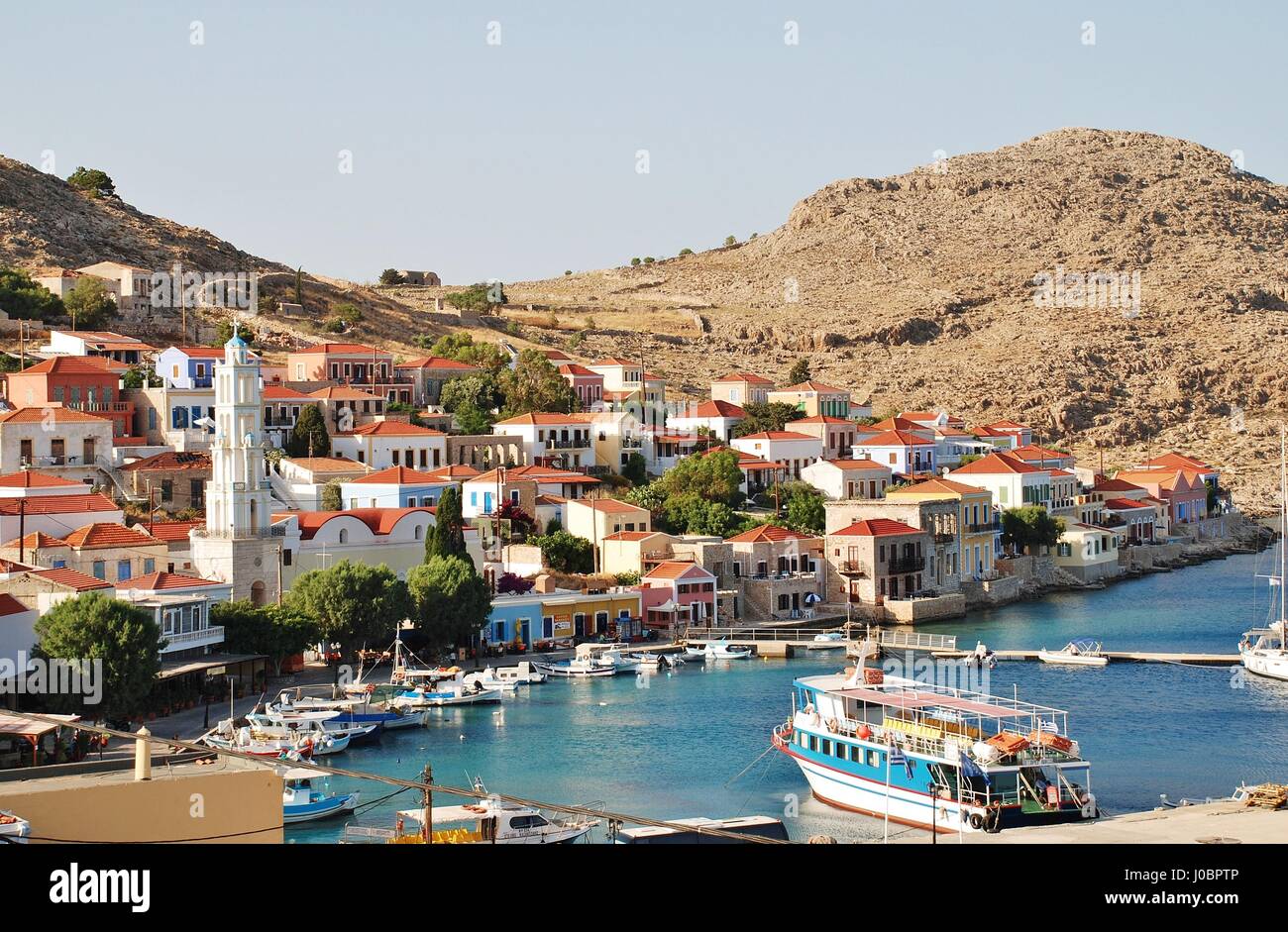 Guardando verso il basso sul porto di Emborio sull'isola greca di Halki. Foto Stock