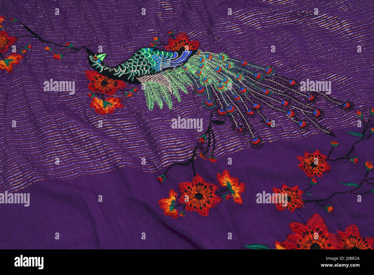 Sciarpa viola con ricamate Peacock e fiori Design Foto Stock