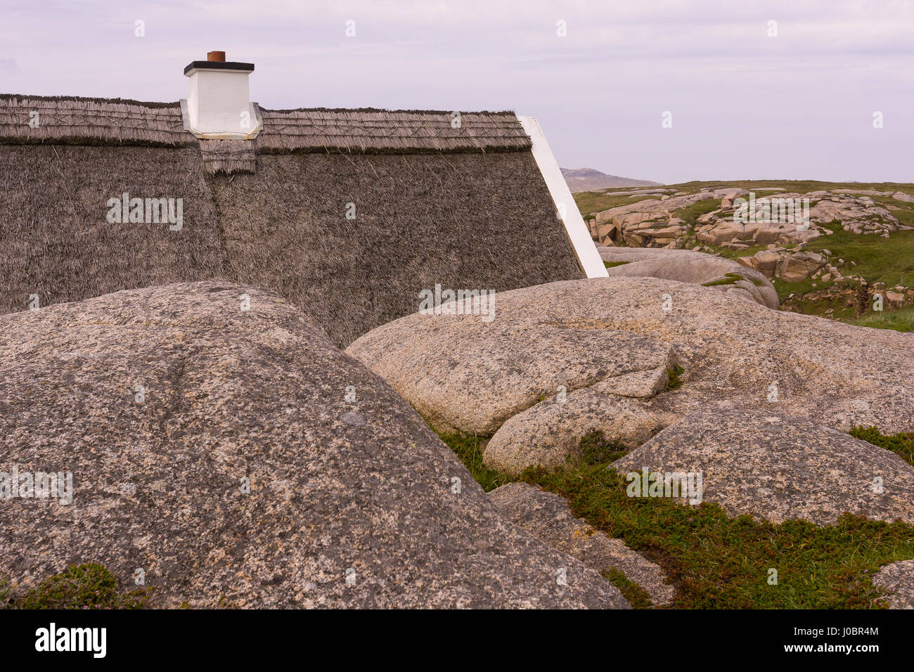 CRUIT ISLAND, Donegal, Irlanda - Rocce e tetto di paglia. Foto Stock