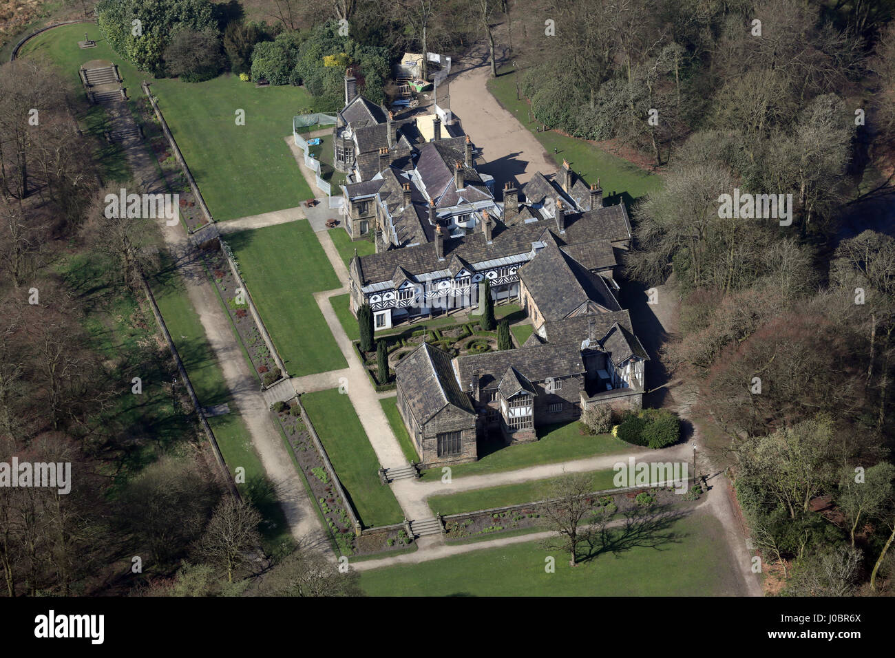 Vista aerea del Smithills Hall vicino a Bolton, Lancashire, Regno Unito Foto Stock