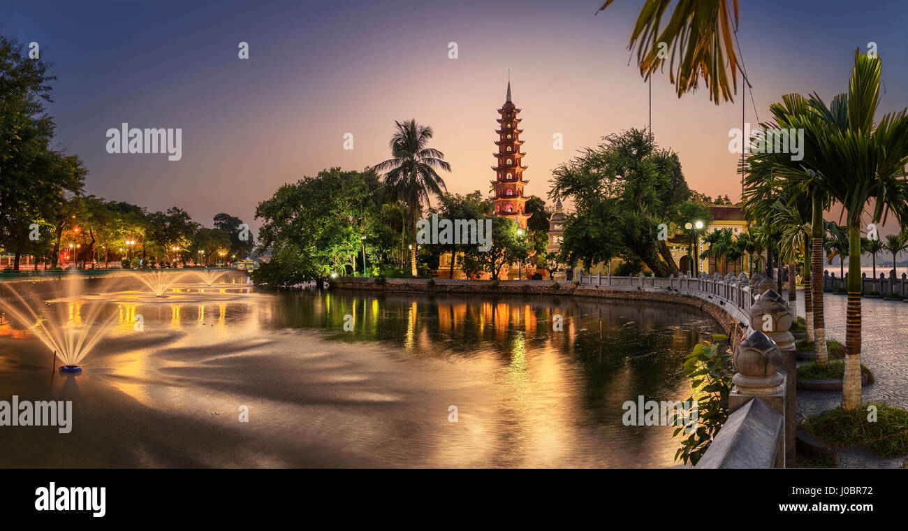 Tran Quoc pagoda in sunset Foto Stock