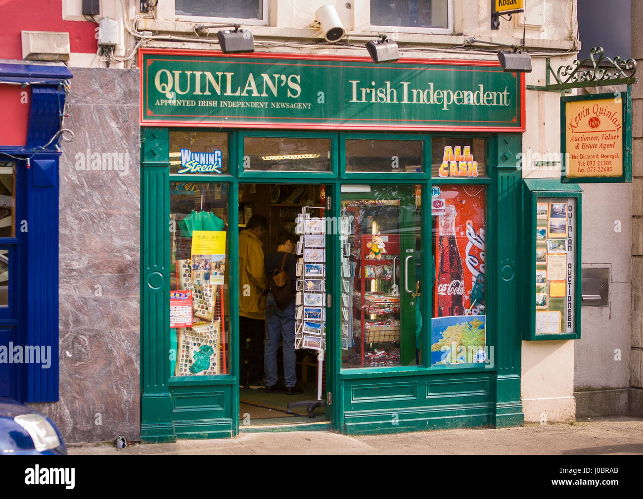 DONEGAL, Irlanda - Quinlan è di nuovo negozio nella città di Donegal, nella Contea di Donegal. Foto Stock