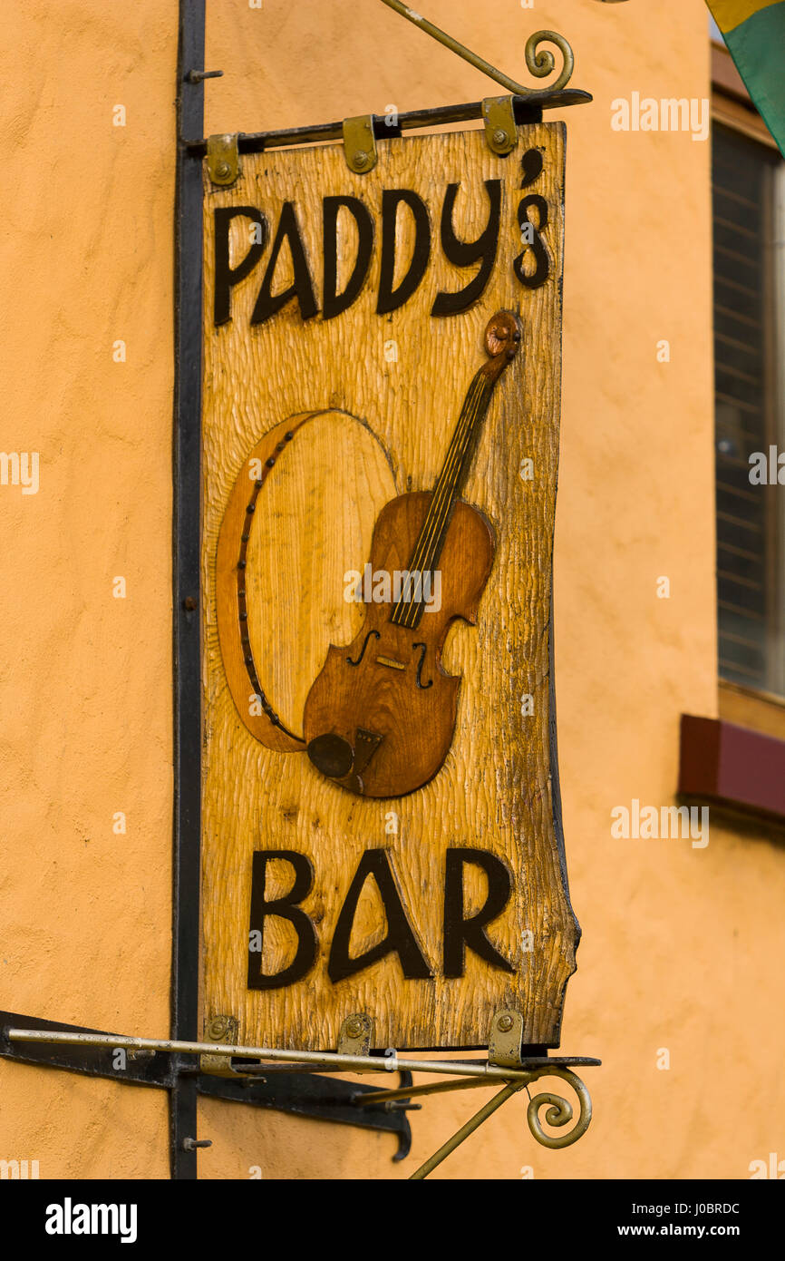 GLENTIES, Donegal, Irlanda - Segno con fiddle per Paddy's Bar nel villaggio di Glenties. Foto Stock