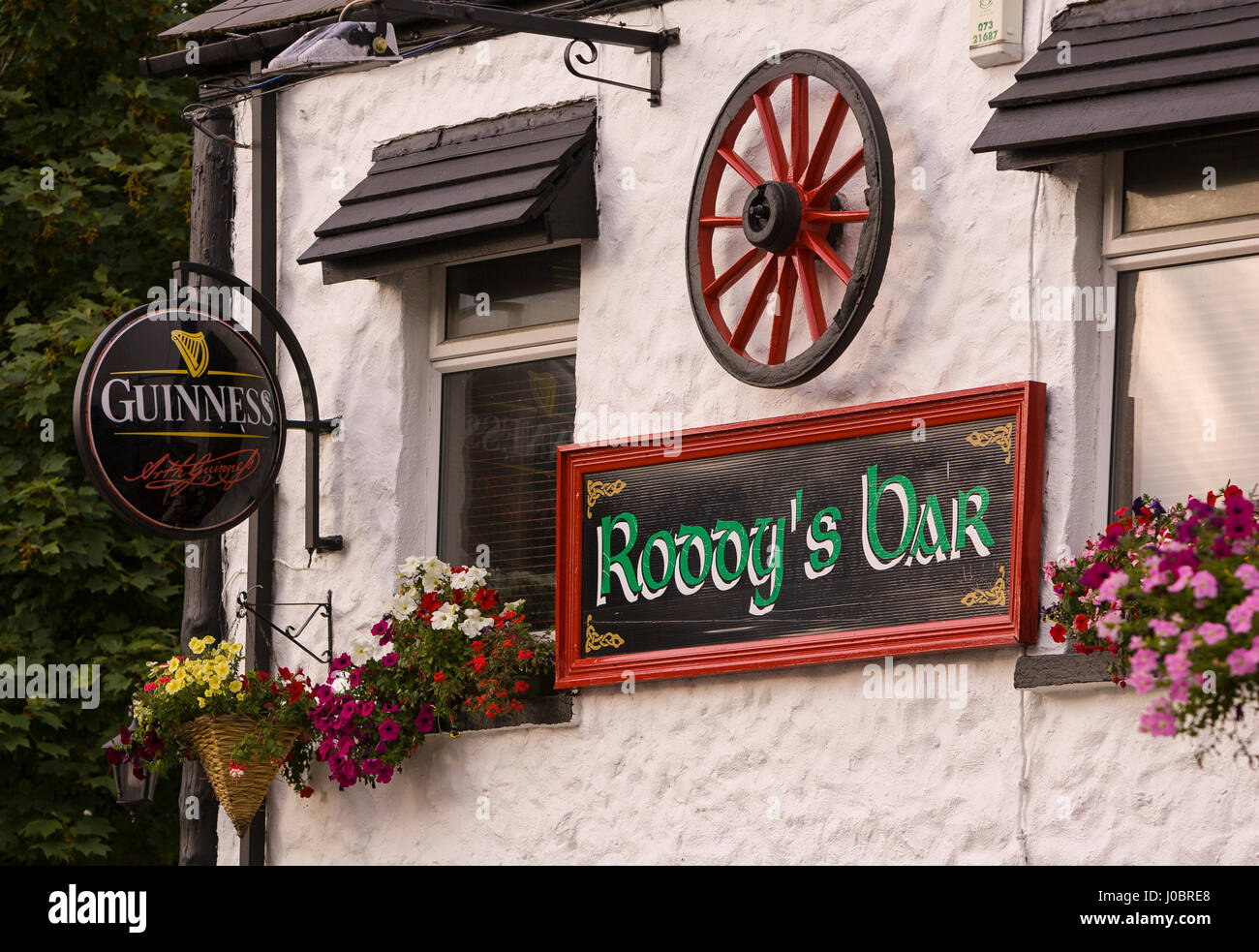 GLENTIES, Donegal, Irlanda - Roddy's Bar esterno. Foto Stock