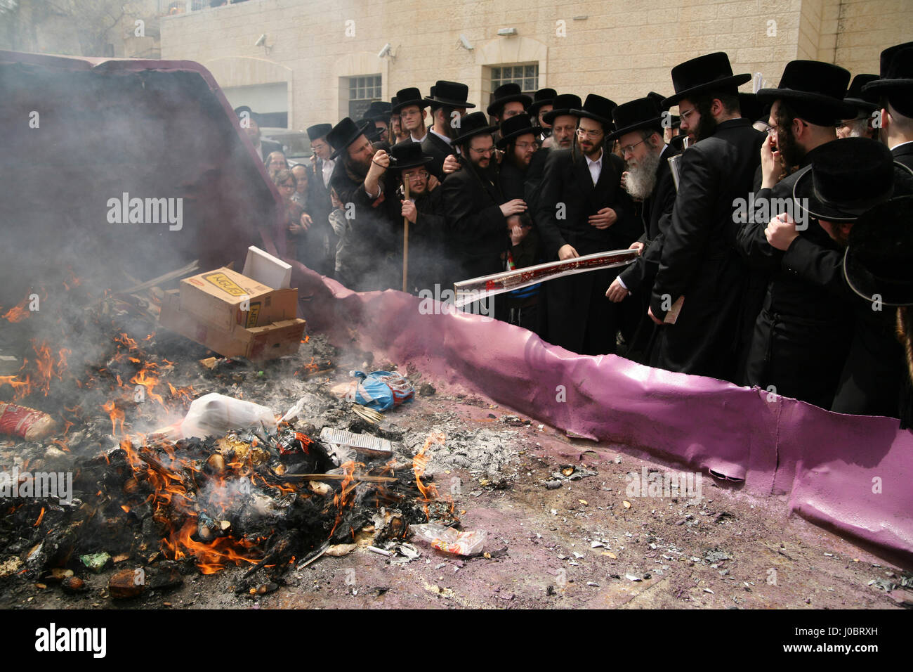 Ultra ortodosso uomini ebraica, Belz hasidim, si radunano per masterizzare Chametz, pane e alimenti non Kosher per la Pasqua ebraica, la mattina della vigilia della vacanza. Foto Stock