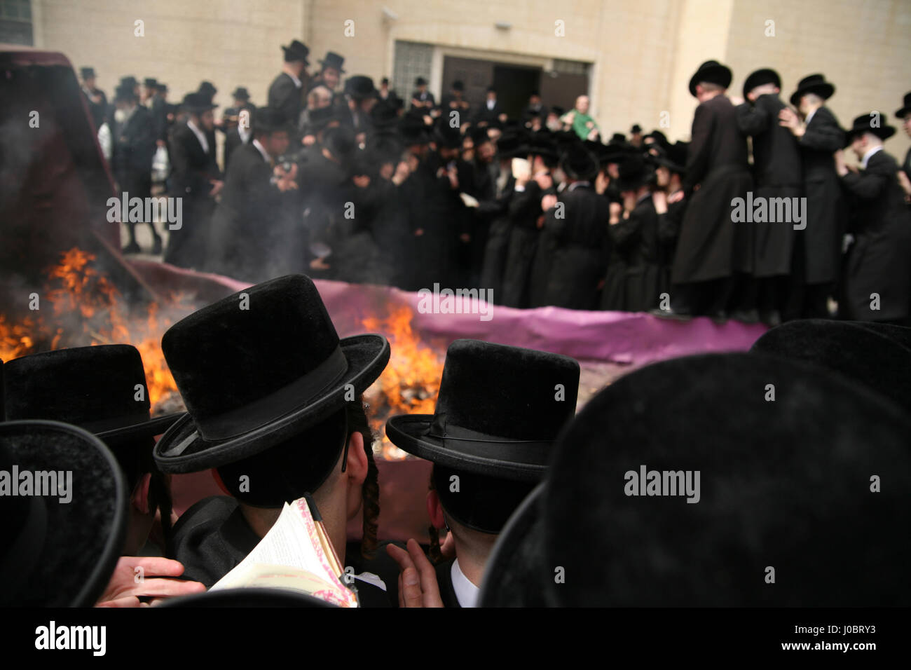 Ultra ortodosso uomini ebraica, Belz hasidim, si radunano per masterizzare Chametz, pane e alimenti non Kosher per la Pasqua ebraica, la mattina della vigilia della vacanza. Foto Stock