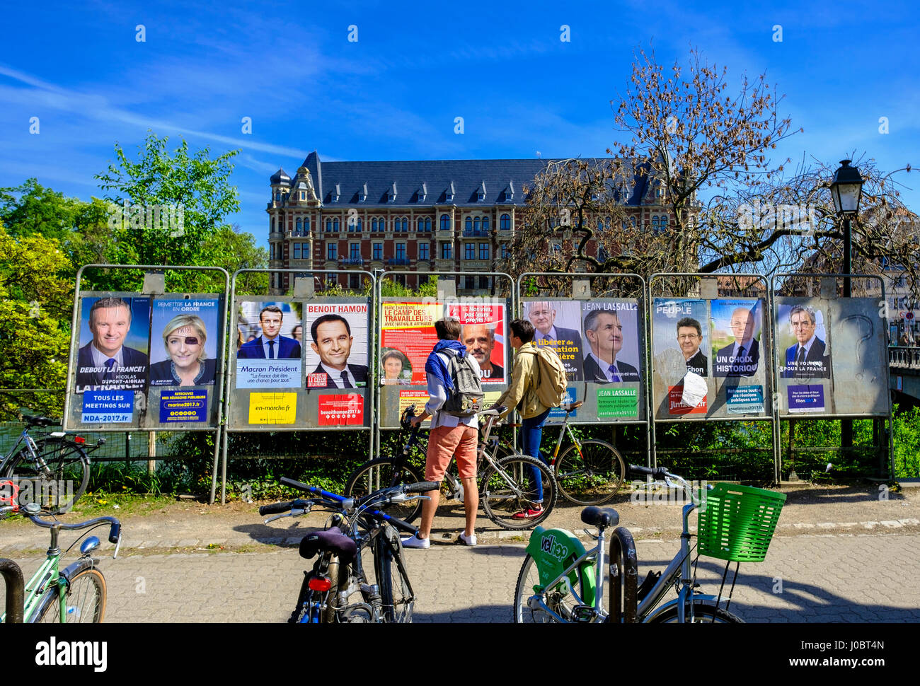Strasburgo, poster di undici candidati in esecuzione il 2017 elezioni presidenziali, primo round scrutinio del mese di aprile 2017, Alsazia, Francia, Europa Foto Stock