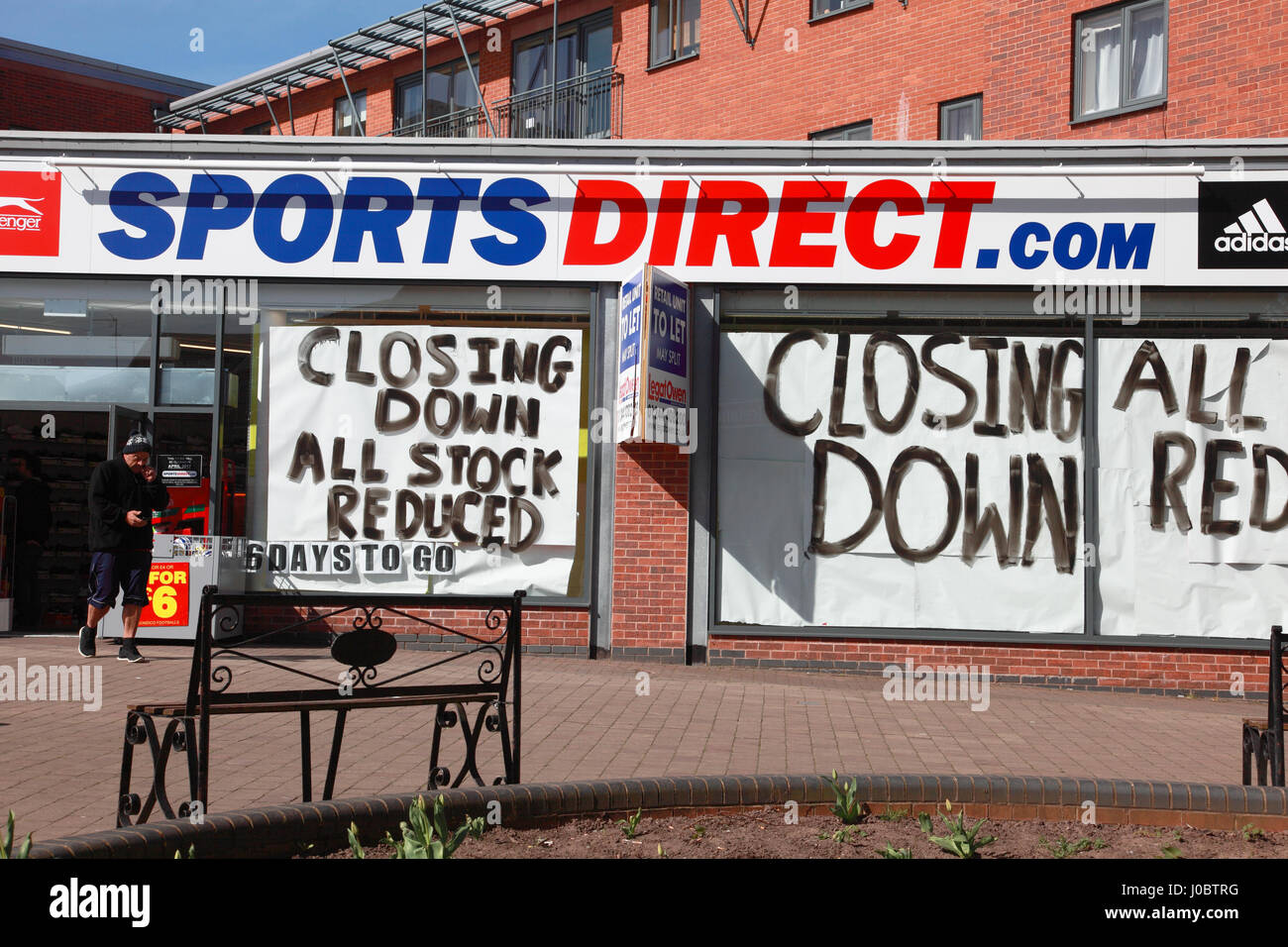 Il ramo di sport in diretta la città mercato di Market Drayton, Shropshire, con segni dimostrando che è in procinto di chiudere. Foto Stock