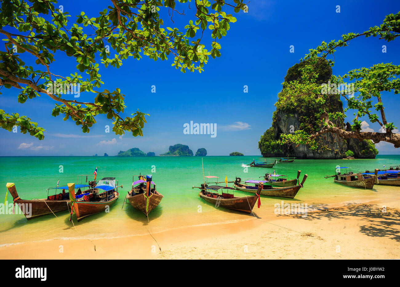 Tradizionale longtail boat a Railay Beach, Ao Nang, Thailandia Foto Stock