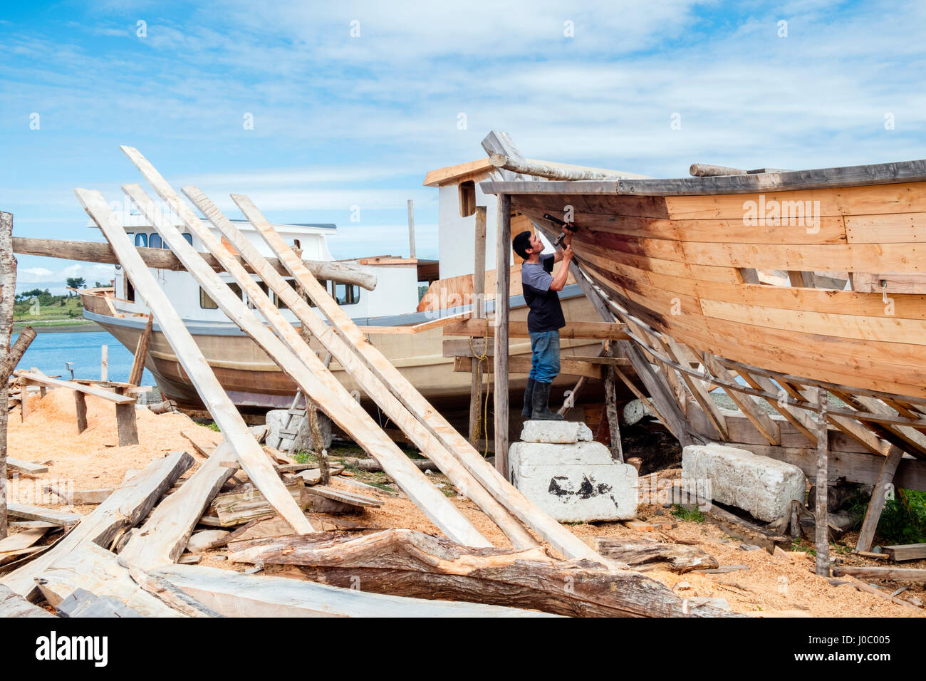 Una barca-builder sul isola di Chiloe, Patagonia settentrionale, Cile Foto Stock