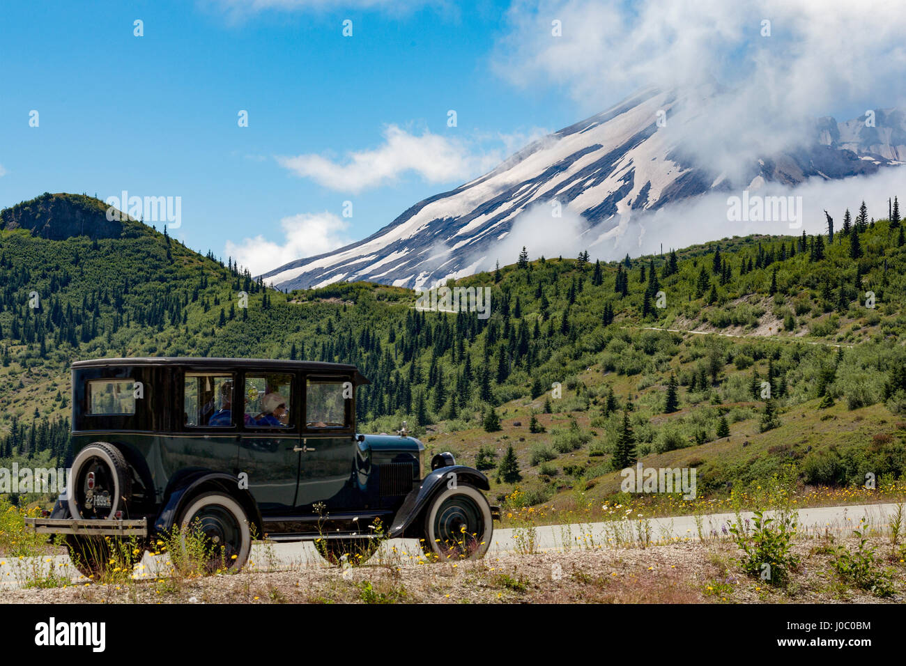 Splendidamente restaurata vintage americano auto passando il Monte Sant Helens, Pacific Northwest regione, stati di Washington, Stati Uniti d'America Foto Stock