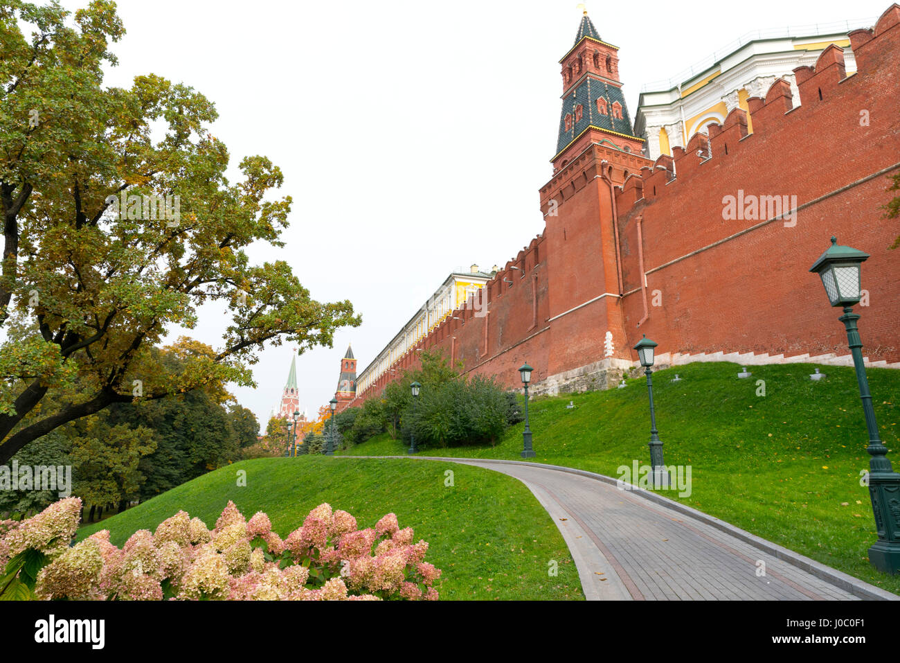 Il percorso al di fuori delle mura del Kremlinin in giardini Alexandrovsky, Mosca, Russia Foto Stock