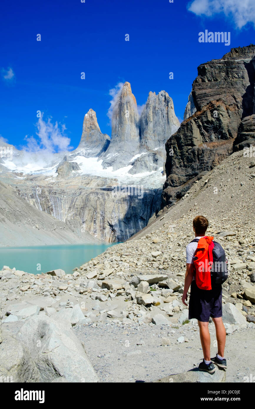 Escursionista nella parte anteriore della roccia torri, Parco Nazionale Torres del Paine, Patagonia, Cile Foto Stock