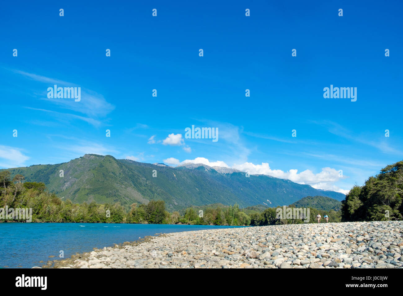 I pescatori a piedi lungo una spiaggia di ciottoli accanto alla trota-riempito Puelo fiume in Patagonia settentrionale, Cile Foto Stock