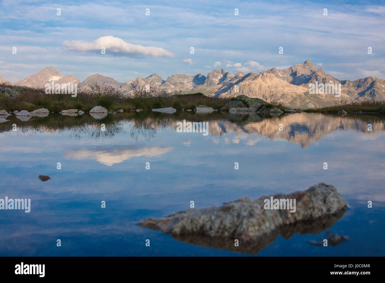 Il cielo chiaro è riflessa nell'azzurro lago alpino Muottas Muragl, Samedan, Canton Grigioni, Engadina, Svizzera Foto Stock