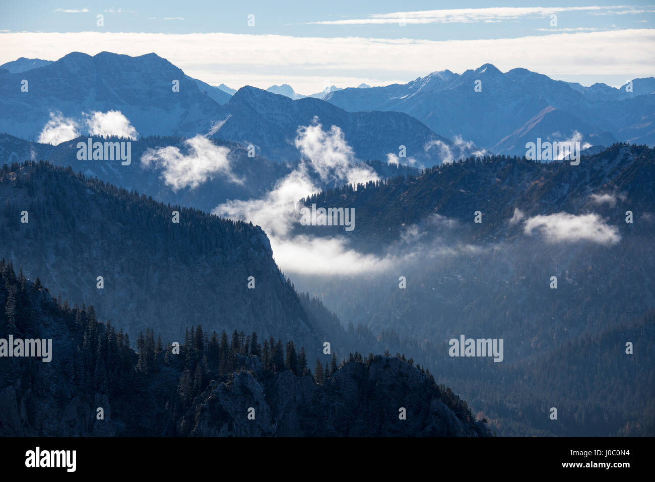 Nebbia di autunno sulle alte cime circondato da boschi, Fussen, Baviera, Germania Foto Stock