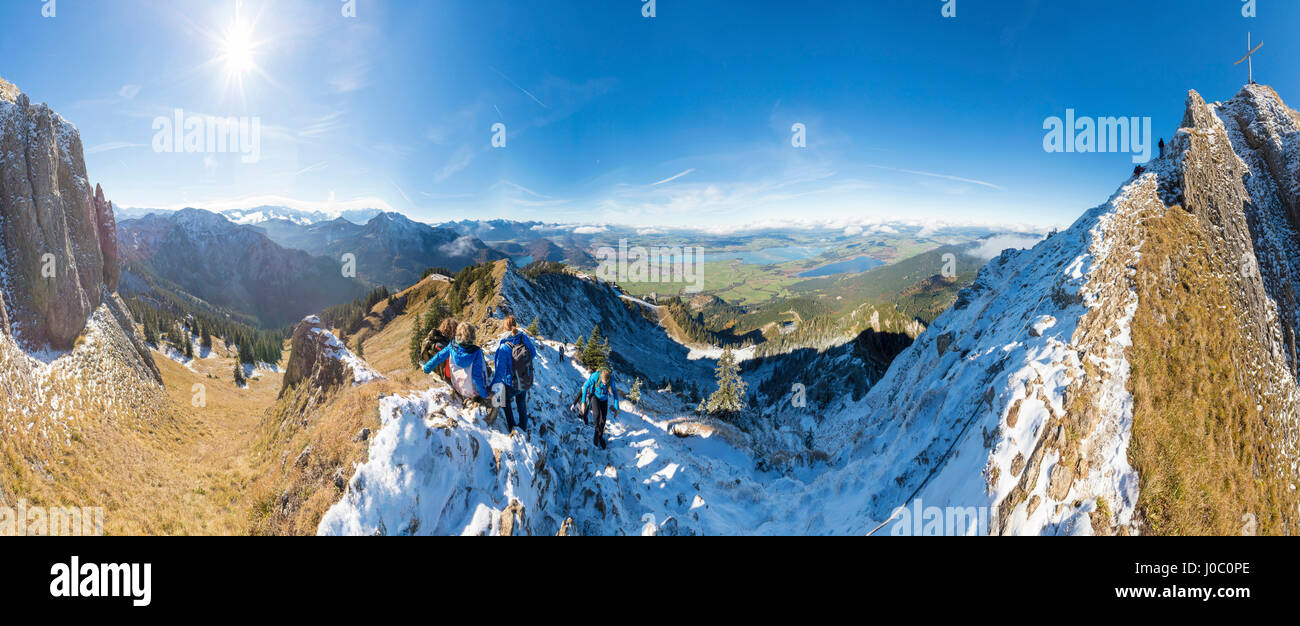 Gli alpinisti sulla ripida cresta ricoperta di neve nelle Alpi Ammergau, Tegelberg, Fussen, Baviera, Germania Foto Stock