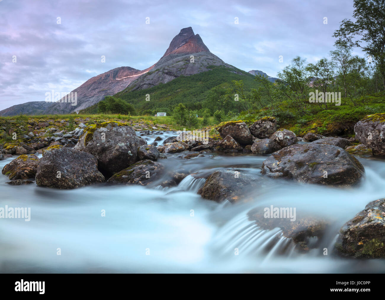 Cascata telai Stetinden il picco di montagna illuminata dal sole di mezzanotte, Tysfjord, Nordland, Norvegia e Scandinavia Foto Stock