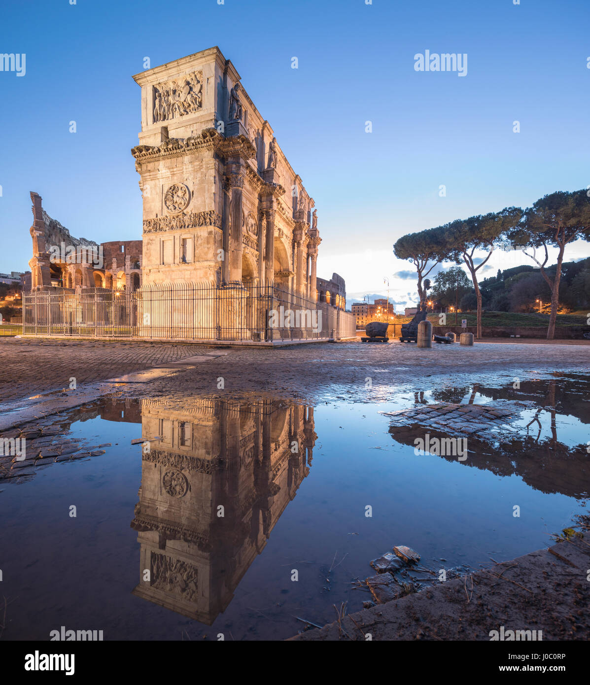 Lo storico Arco di Costantino si riflette in una pozzanghera al crepuscolo, Roma, lazio, Italy Foto Stock