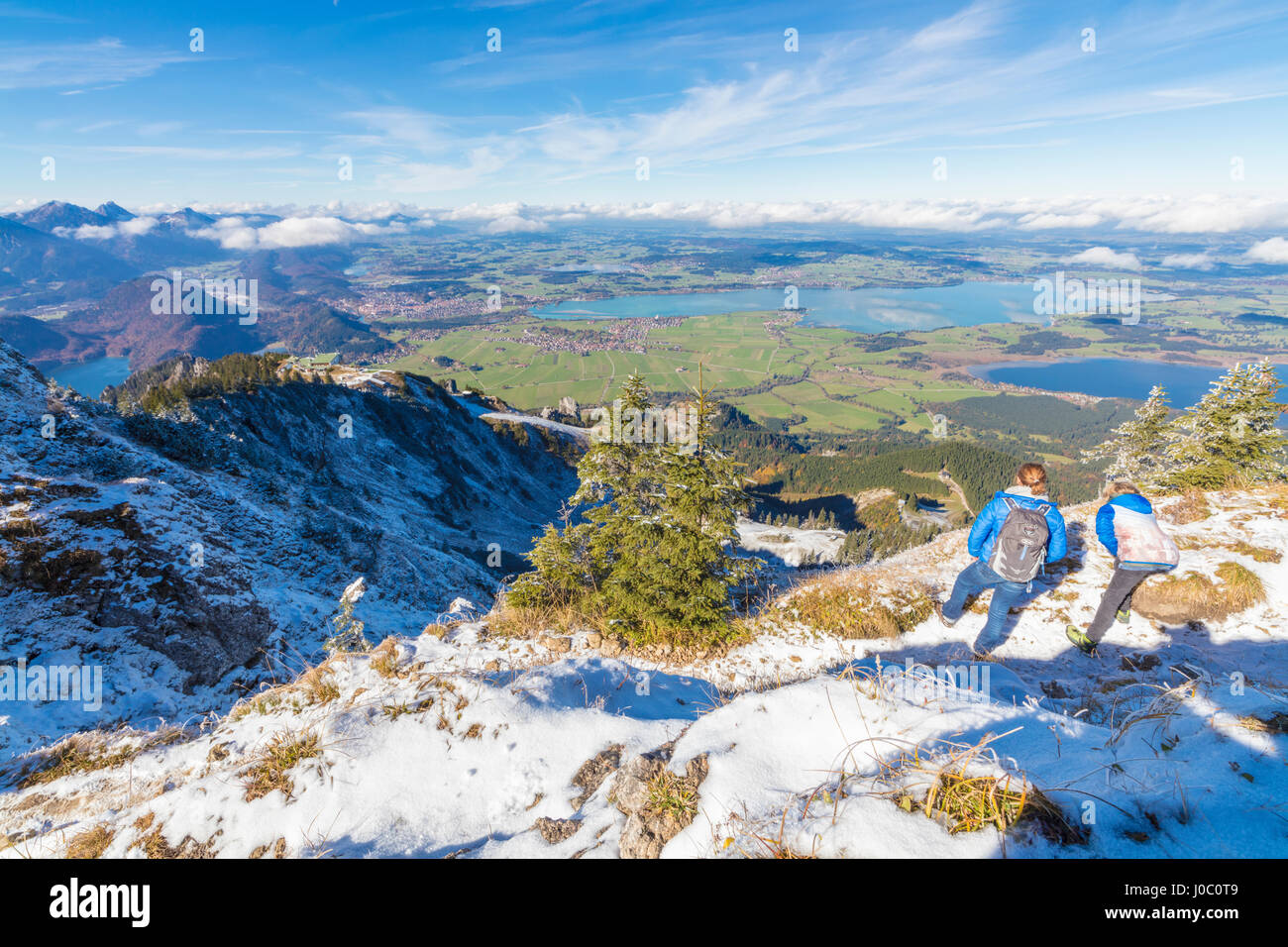 Gli escursionisti sulla ripida cresta ricoperta di neve nelle Alpi Ammergau, Tegelberg, Fussen, Baviera, Germania Foto Stock