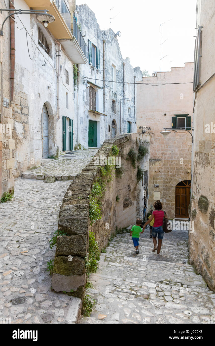 Tipici vicoli di pietra nel centro storico di Matera conosciuta anche come la città sotterranea, Matera, Basilicata, Italia Foto Stock