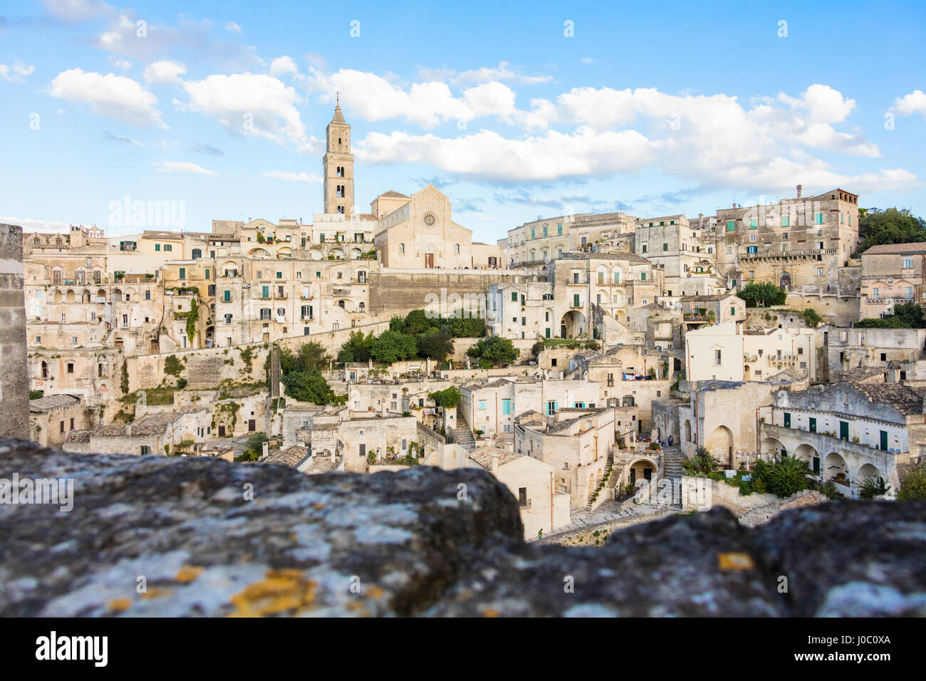 Vista della città antica e il centro storico chiamato Sassi, appollaiato sulla roccia sulla cima di una collina, Matera, Basilicata, Italia Foto Stock