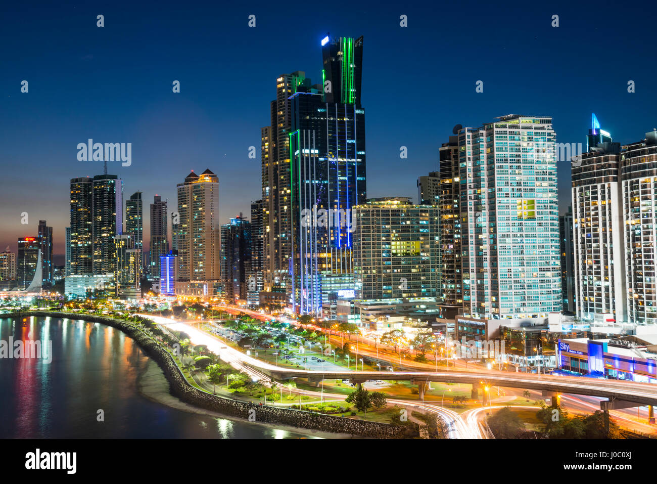 Lo skyline della città di Panama di notte, Panama City, Panama America Centrale Foto Stock