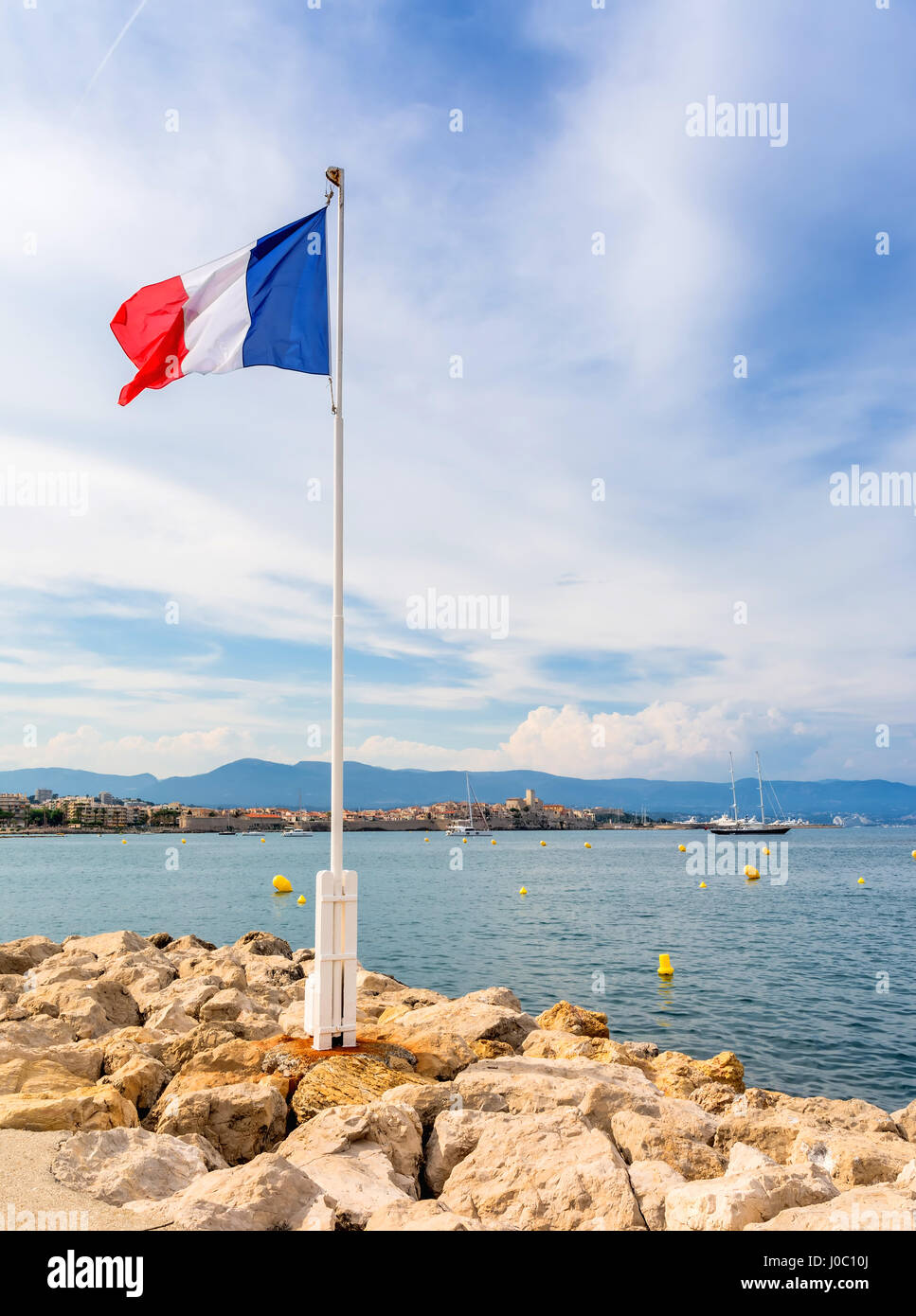 La vista della baia con la bandiera della Francia e Alpes maritimes da Cap d'Antibes, Antibes. Foto Stock