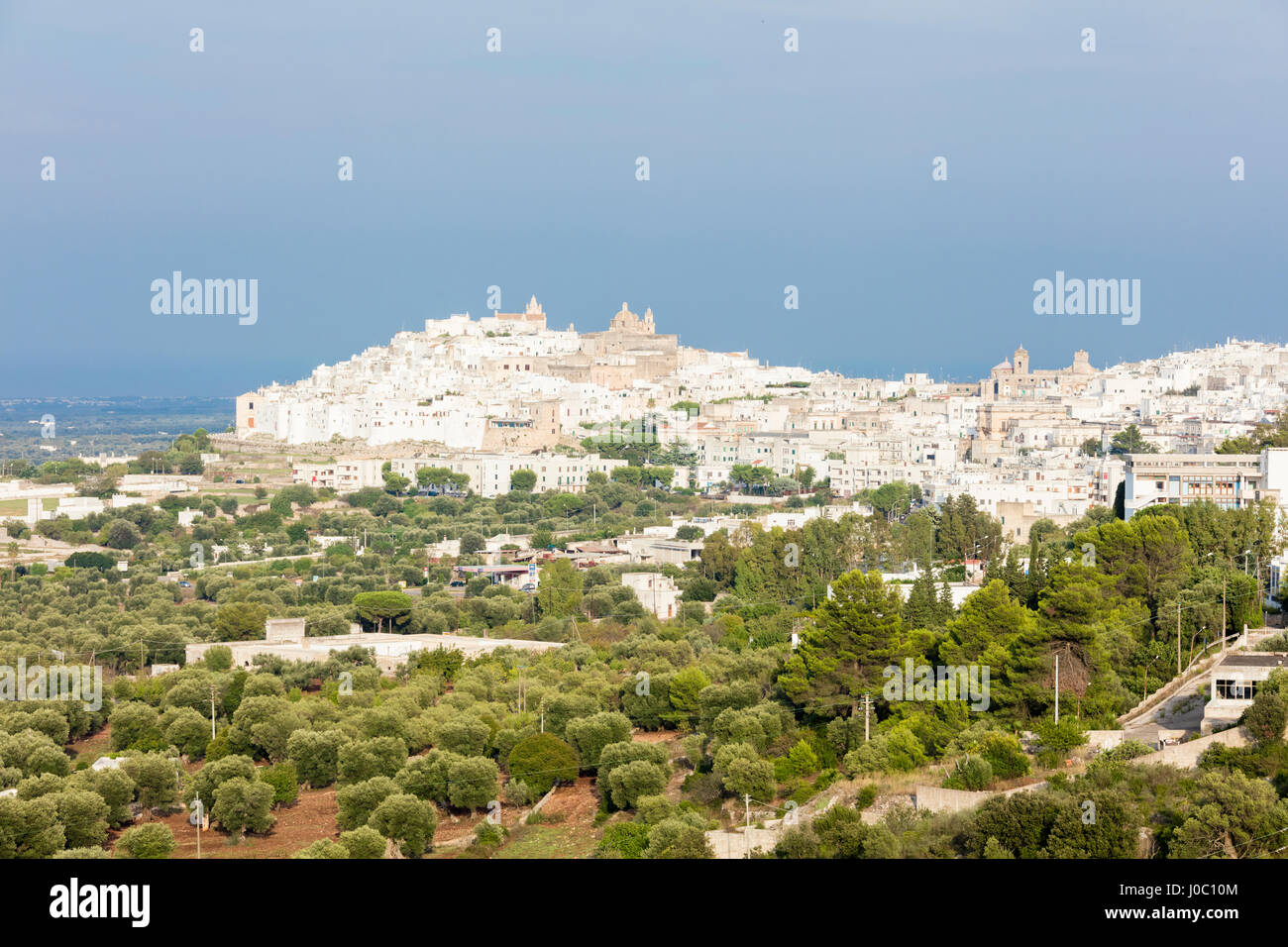 Vista della tipica architettura e case bianche della vecchia città medievale, Ostuni, provincia di Brindisi, puglia, Italia Foto Stock