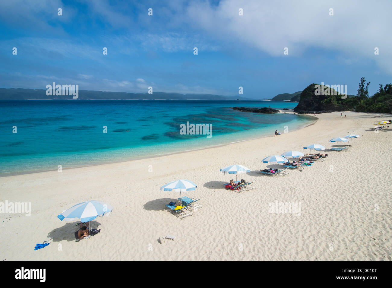 Ombrelloni sulla spiaggia Furuzamami, Zamami Isola, Kerama Islands, Okinawa, in Giappone, Asia Foto Stock