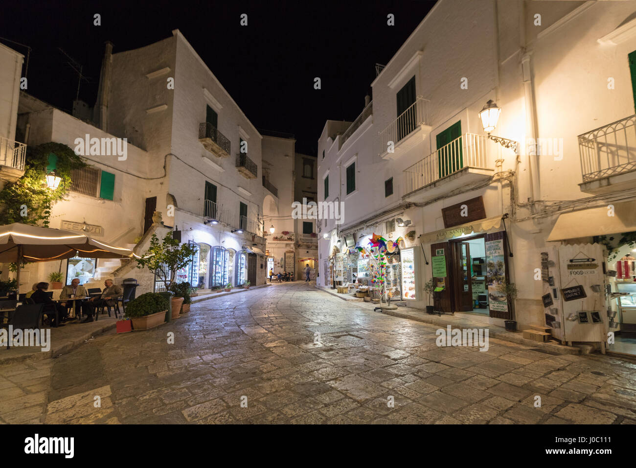 Vista notturna dei vicoli tipici della città vecchia medievale, Ostuni, provincia di Brindisi, puglia, Italia Foto Stock