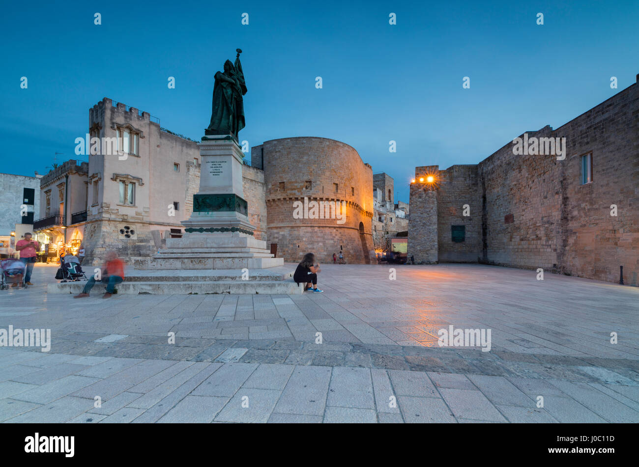 Le luci del tramonto sulla fortezza medievale e le piazze del centro storico di Otranto, provincia di Lecce, Puglia, Italia Foto Stock