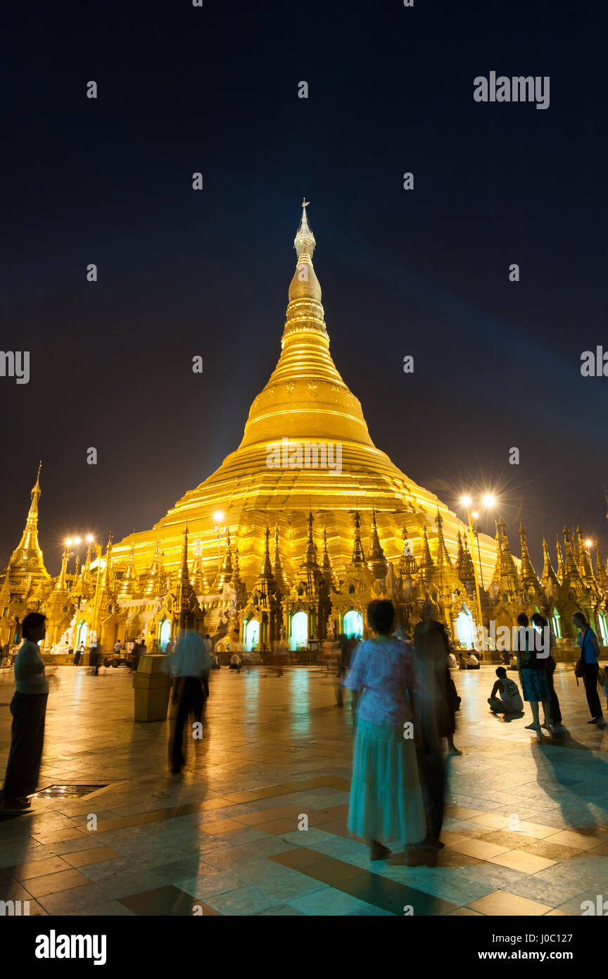 I devoti venuti a pregare presso Shwedagon pagoda Yangon (Rangoon), Myanmar (Birmania), Asia Foto Stock